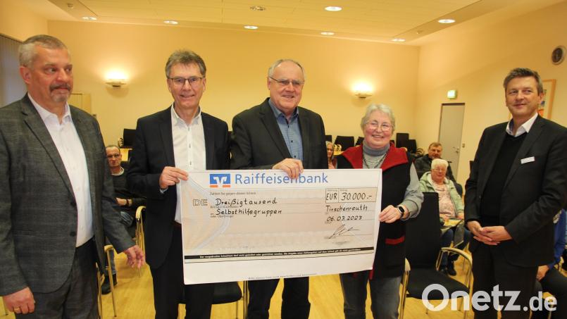 Der AOK-Beirat überreichte einen symbolischen Scheck an die Selbsthilfegruppen in der Nordoberpfalz. Im Bild: (von links) Peter Hofmann, Franz Häring, Lothar Höher, Gaby Hübner und AOK-Direktor Jürgen Spickenreuther. Bild: kro