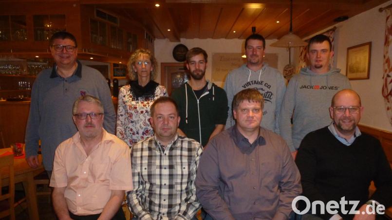 Das Vorstandsteam mit ( sitzend, von links) Erwin Schönl, Markus Kummer, Christian Seidl, Michael Liedl. Dahinter die Beisitzer. Bild: bk
