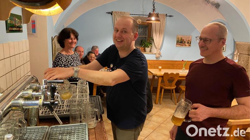 Küche, Bedienung und Ausschank: Brigitte Kreinhöfner, Andreas Egeter und Christian Käs hatten gut zu tun. Bild: Kappl, Andreas [kap]