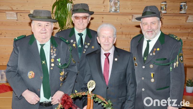 Für den Schützenverein Bruderbund gratulieren Manfred Pirner, Konrad Pilhofer und Werner Grünthaler dem Jubilar Werner Luber (Zweiter von rechts) zum 80. Geburtstag. Bild: ker