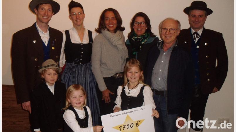 1750 Euro übergaben Heimat- und Trachtenverein und Gewerbeverband an den Verein „Amberger Kinder helfen“ (hinten, von links): Michael Meier, Silke Dolles, Anna Meißner-Wagner, Katharina Ostermann, Alfred Härtl und Gaston Lottner sowie (vorne, von links) Emil, Paula und Leonie. Bild: u