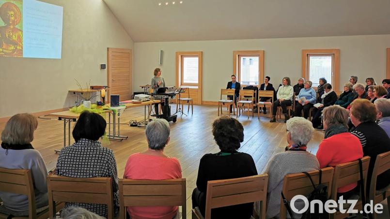 Die Weidener Psychologin Sabine Frischholz-Fink brachte den Teilnehmerinnen des Einkehrtags für Frauen des Katholischen Landvolks den Wert des eigenen Selbstgefühls nahe. Bild: fvo