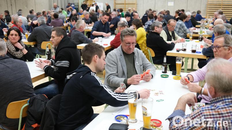 Am Schafkopfturnier der &quot;Lions&quot; beteiligten sich am Samstag 260 Kartenspieler. Darunter auch Wolpertinger-Präsident Josef Beer (vorne Mitte mit grauer Weste). Bild: Hirsch