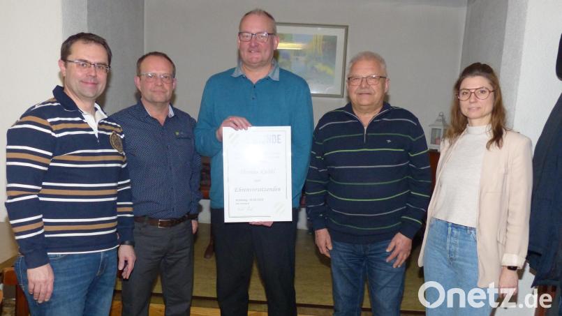 Thomas Knöbl (Mitte mit Urkunde) nahm von den Vorstandsmitglieder stolz die Ernennungsurkunde entgegen. Bild: hme
