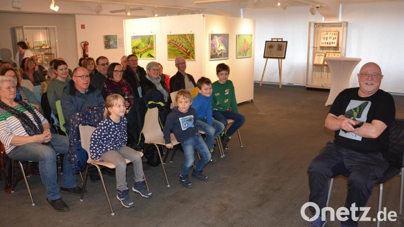 Manfred Ströhle (rechts) präsentierte am Aktionstag im Museum Mitterteich den Vortrag „Land und Leute im südlichen Äthiopien“. Rund 50 Zuhörer lauschten seinen Ausführungen. Seine Sonderausstellung „Was kreucht und fleucht“ wurde bis einschließlich Sonntag, 19. März, verlängert. Bild: jr