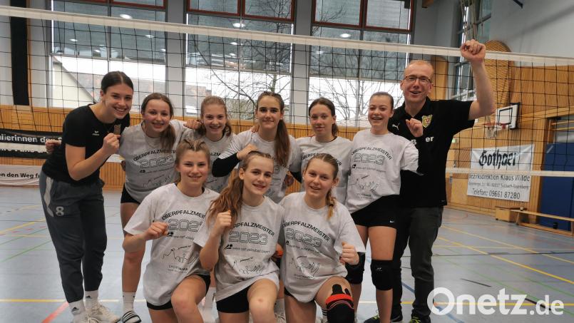 Die erfolgreiche Truppe mit (hinten von links): Trainerin Mira Sperber, Johanna Geilersdörfer, Franziska Weiß, Johanna Rothut, Katharina Winkler, Luisa Fehm, Betreuer Martin Winkler. Vorne von links: Lenja Esche, Magdalena Rothut, Jule Masek. Bild: exb