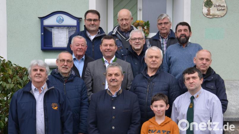 Etliche der Geehrten halten seit 50 Jahren treu zum Kreisfischereiverein. Der kommissarische Vorsitzende Martin Puff (vorne, rechts) war diesmal selbst unter den Geehrten. Bürgermeister Andreas Wutzlhofer (vorne, Mitte) lobte die Naturliebhaber für ihr Engagement um die regionalen Gewässer. Bild: dob