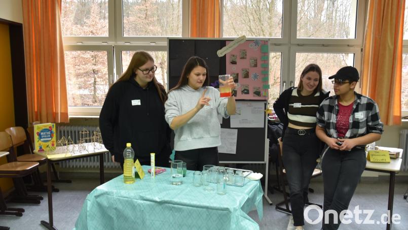 Schülerinnen der 11. Klasse Kinderpflege stellten das Fach &quot;MNE&quot; - &quot;Mathematisch-naturwissenschaftliche Erziehung&quot; im Rahmen der Kinderpflege-Ausbildung vor. Hier stellten sie unter anderem eine Lava-Lampe her. Bild: wrm