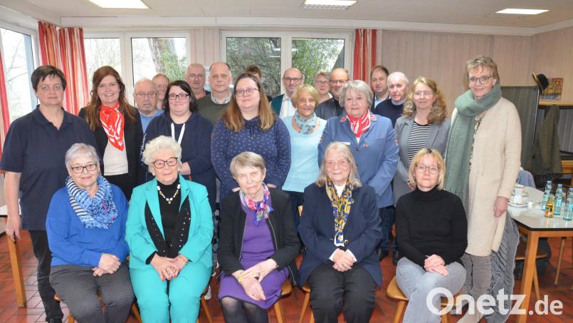 Renate Freuding-Spintler vom Adventslicht-Hilfswerk (sitzend, Mitte) und die Betreuer der Vereine, Verbände und Institutionen freuen sich über die Spenden. Bild: Kunz
