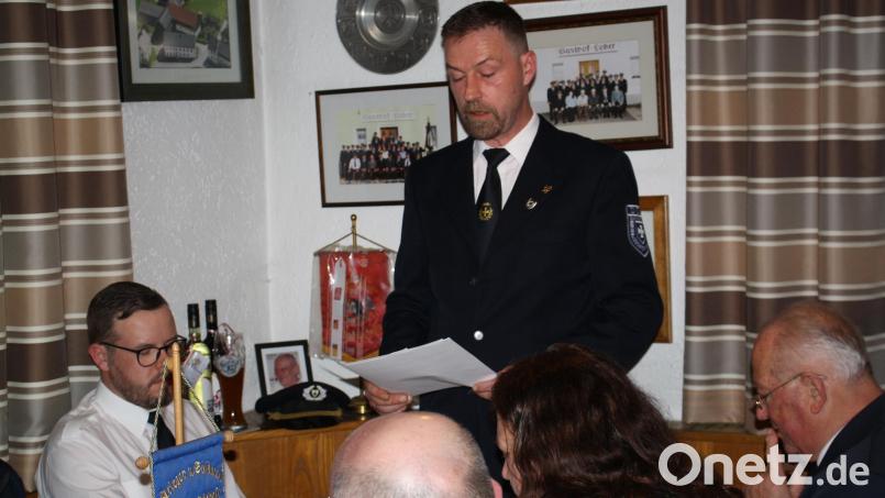 In ihren Ämtern bestätigt wurden die Vorsitzenden Markus Reiß (stehend) und Josef Hader (rechts) der Soldatenkameradschaft Burkhardsreuth, die sich über eine wachsende Mitgliederzahl freuen kann. Bild: bjp
