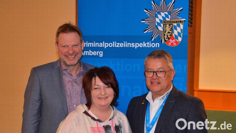 Bürgermeister Märkl, SV-Vorsitzende Sandra Preitschaft und Kriminalhauptkommissar Wolfgang Sennfelder bei der Jahreshauptversammlung des SV Etsdorf. Bild: Hans Schorner/exb
