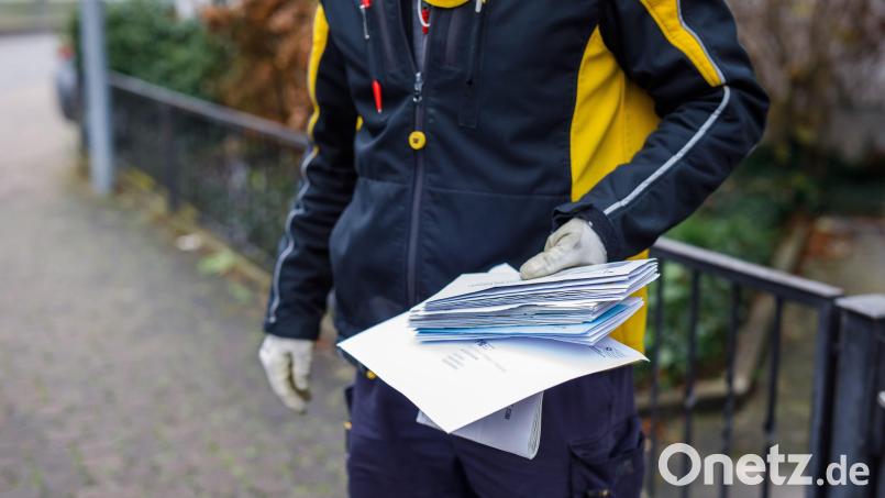 Selbst wenn ein Postzusteller mit dem Auto unterwegs ist, bleiben jede Menge Fußstrecken zu den Häusern übrig. Im Landkreis Tirschenreuth geriet eine Botin auf den letzten Metern mit einem Hausmeister aneinander. Symbolbild: Philipp von Ditfurth/dpa