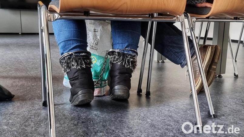 Die Frau, die im April 2021 zwei ihrer Kinder aus dem Fenster geworfen hatte, war am Dienstag erneut vor Gericht. Die 32-Jährige wird seit zwei Jahren in der Psychiatrie betreut. Während der Verhandlung muss sie Fußfesseln tragen. Bild: scm