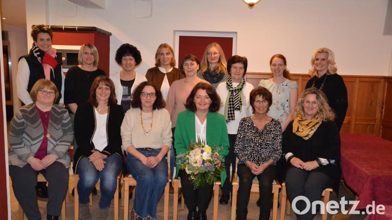 Die Frauen-Union Moosbach wird in den nächsten drei Jahren von diesem Vorstand mit Erster Vorsitzender Ulrike Guttenberger (mit Blumenstrauß) geführt. Bild: gi
