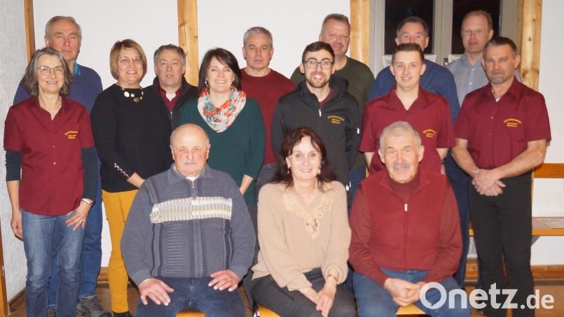 In der Jahreshauptversammlung wurden zahlreiche Mitglieder geehrt. Unser Bild zeigt sie mit den Vorsitzenden Thomas Blau und Philipp Meindl. Neuer Ehrenvorsitzender ist Bernhard Baier (sitzend, links). Zweite Bürgermeisterin Johanna Mertins (vorne Mitte) gratulierte. Bild: Schlosser/exb