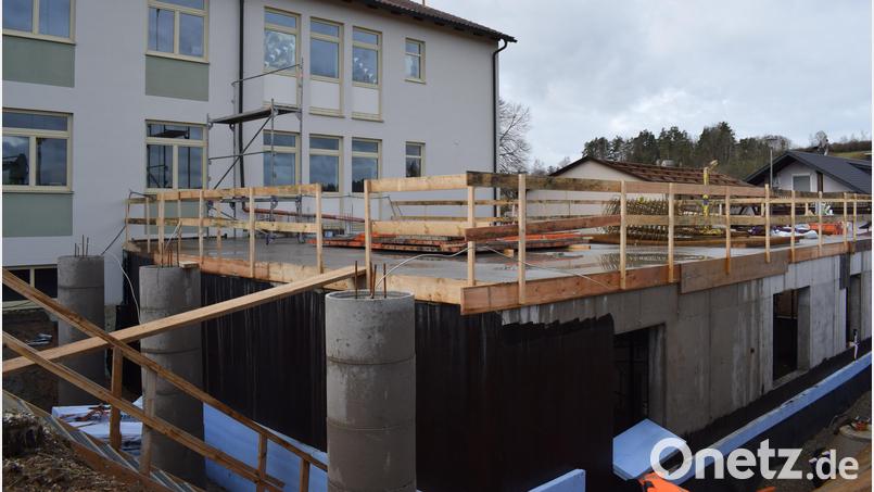 Das Kellergeschoss für die neue Kinderkrippe und den Hort ist bereits fertiggestellt. Ende März soll der Holzbau beginnen. Bild: bnr