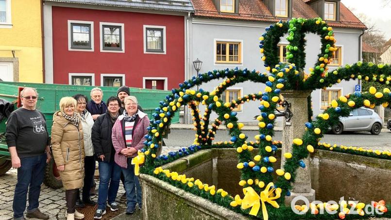 Die Mitglieder der Flosser Siedlergemeinschaft schmückten am Montagnachmittag wiederum den Brunnen am Luitpoldplatz mit rund 800 bunten Ostereiern. Bild: lst/exb