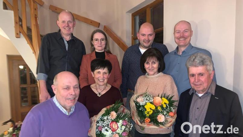 Der TSV Neualbenreuth hat mit Albert Köstler und Lorenz Hebert (vorne, von links) zwei neue Ehrenmitglieder. Bild: Daniel Grillmeier/exb