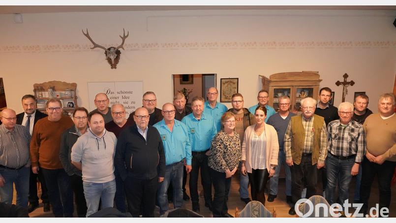 Die Siedlergemeinschaft Waldthurn e.V. mit dem neu gewählten Vorstand um Vorsitzenden Ludwig Eger (Siebter von rechts) und geehrten Mitgliedern. Bild: fvo