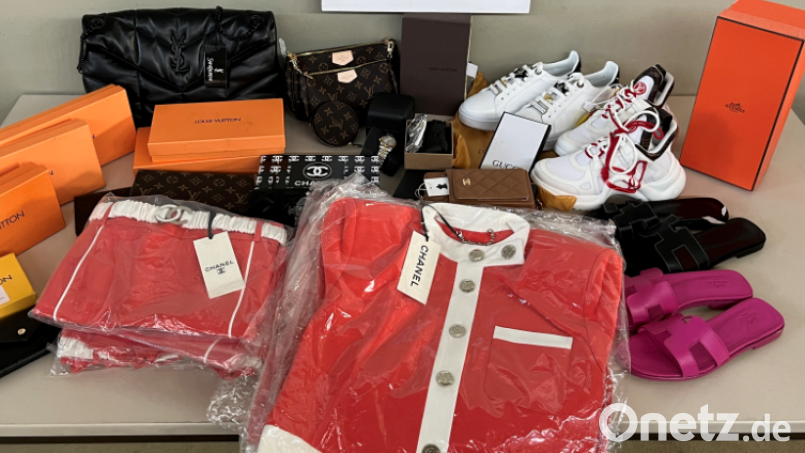 Eine Aufreihung der sichergestellten und gefälschten Markenartikel. Bild: Hauptzollamt Regensburg