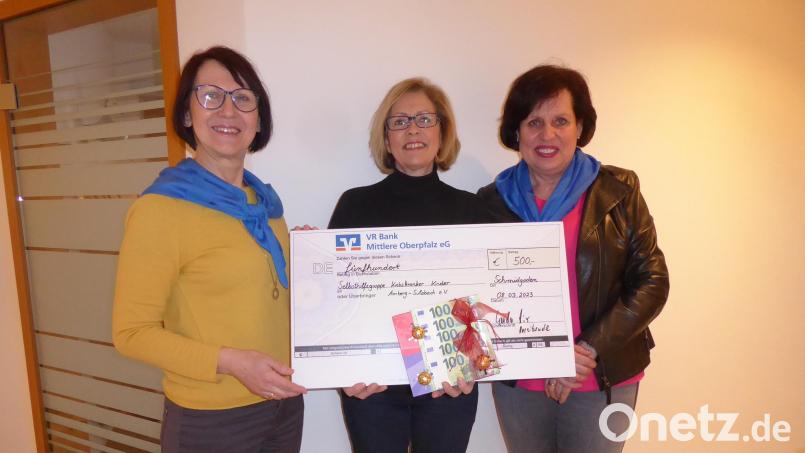 Spendenübergabe der Vorsitzenden Gerda Six und Schatzmeisterin Renate Meieer Bild: Dirrigl/exb