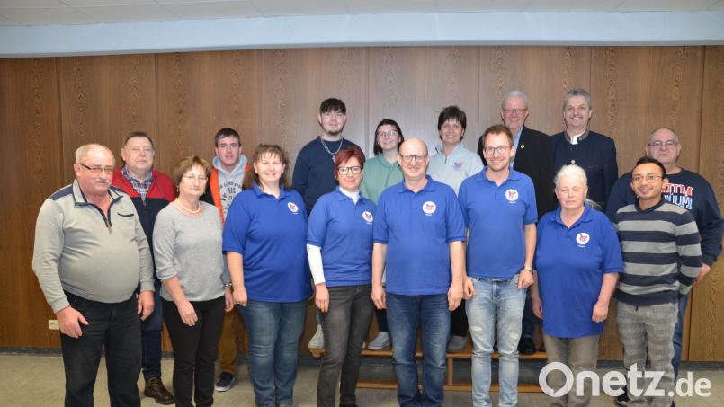 Sonja Kramer und Andrea Bergler (vorne, Dritte und Vierte von links) stehen an der Spitze des Spickervereins &quot;Blaupfeil&quot;. Die Geehrten, darunter Josef Solfrank (Zweiter von links), Helmut Sturm (hintere Reihe, Zweiter von rechts), sowie Richard und Gunda Werner (vorne, von links) wurden mit Präsenten gewürdigt. Bild: dob
