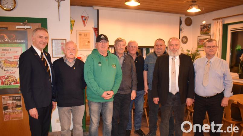 Bertram Gebhard (links), der Vorsitzende beim Verband der Reservisten der Bundeswehr, Kreisgruppe Oberpfalz, RK-Vorsitzender Peter Friedrichs (rechts) und Bürgermeister Anton Peter ehren langjährige Mitglieder. Bild: oe