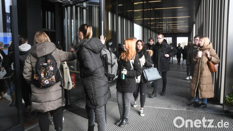 Für 321 jungen Frauen und Männer beginnt der erste Tag an der OTH in Weiden. Bild: Gabi Schönberger