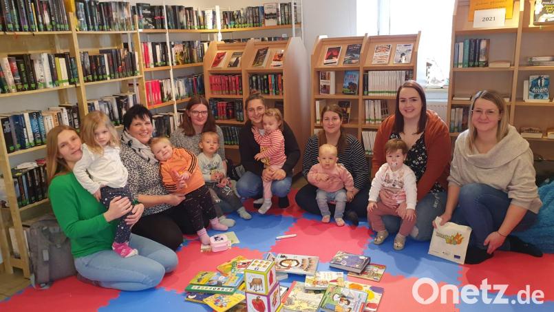 Die Kinder der Krabbelgruppe „Kleine Dorfzwerge“ verbrachten mit ihren Müttern einen Vormittag in der Bücherei in Kastl. Bild: rpp