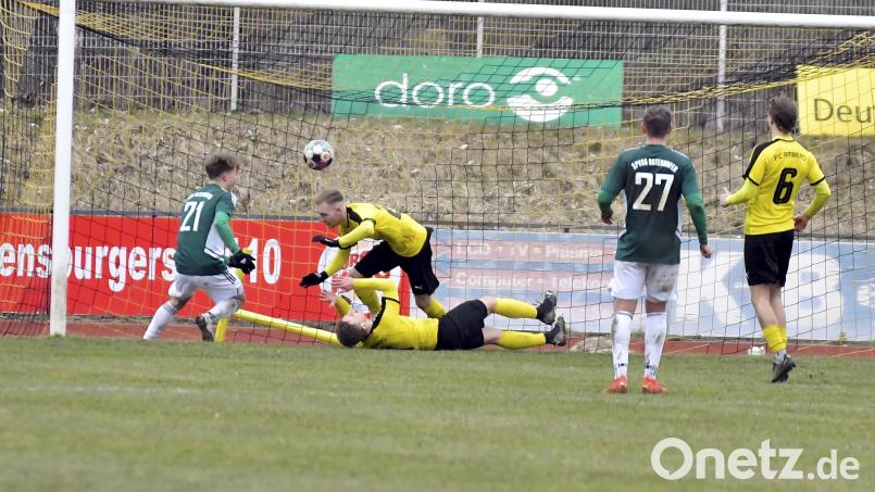 Die entscheidende Szene: Marcel Hack (Mitte, am Boden) befördert den Ball ins eigene Tor, Marco Helleder (Zweiter von links) versucht noch zu retten, während Noah Majdic (rechts) und die Osterhofener Hannes Hobelsberger (links) und Kilian Grabolle den Ball im Netz zappeln sehen. Bild: Hubert Ziegler