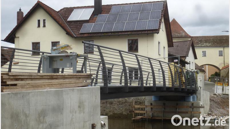 Die Schwarzachbrücke wird nach den Restarbeiten im April begehbar sein. Einweihungsfeier ist dann beim Marktfest am 10. Juni. Bild: mad