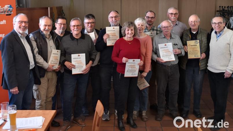 Die Finanzgewerkschaft ehrte treue Mitglieder. Von links: Christoph Werwein, Helmut Wildenauer, Alfred Kutz, Henry Schraml, Thomas Schaller, Ludwig Spitaler, Irene Grünwald, Ursula Jaik, Ralf Wunder, Gerhard Neumann, Wolfgang Specht, Rudolf Gickelhorn, Konrad Adam. Bild: adj