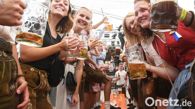 Bier und Flosser Kirwa gehört ungefähr so zusammen wie Mehl und Brot. Um solche tageweisen Partys mit Alkoholverkauf über die Bühne zu bringen, sind aber Auflagen notwendig, von denen viele veranstaltende Vereine nichts wissen. Archivbild: Gabi Schönberger