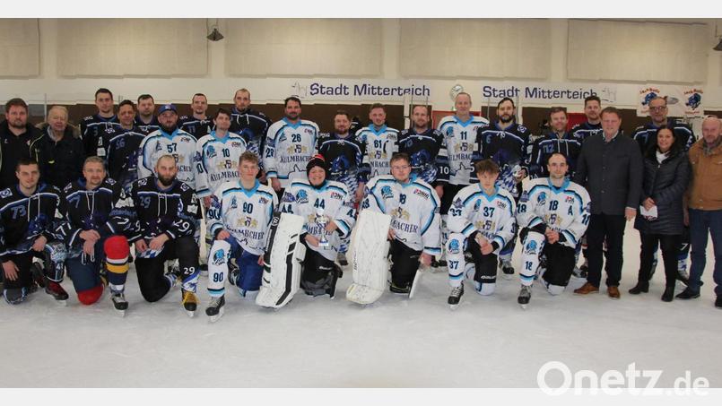 Die Kulmbach Lions (weiße Trikots) setzten sich im Finale des Jack-Bulls-Cups gegen die Gastgeber aus Mitterteich (blaues Trikot) durch. Mit im Bild (vorne, von rechts) Stadtverbandsvorsitzender Peter Haibach, Astrid Häring von der Stadtverwaltung und Bürgermeister Stefan Grillmeier sowie (hinten rechts) Turnierleiter Christian Gleißner. Bild: kro