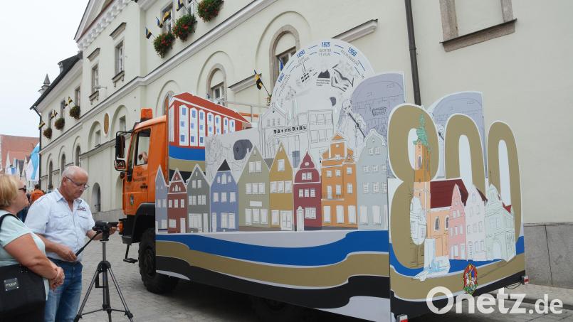 Der Aufbau des Festwagens zum 800-jährigen Jubiläum der Stadt Neustadt wird verschrottet. Archivbild: Gabi Schönberger