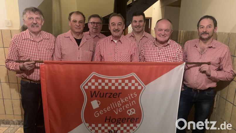 Die Wurzer Hogerer haben nun eine neue Vereinsfahne, die (von links) Franz Witt, Günther Liebs, Rudi Maier, Reinhard Grüner, Rudi Kreuzer, Hans Konopka und Hans Ruf stolz präsentieren. Bild: tok