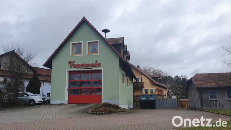 Die Feuerwehr Wetzldorf beabsichtigt die Erweiterung des bestehenden Gerätehauses. Entstehen soll ein neuer Fahrzeugstellplatz. Bild: kaz