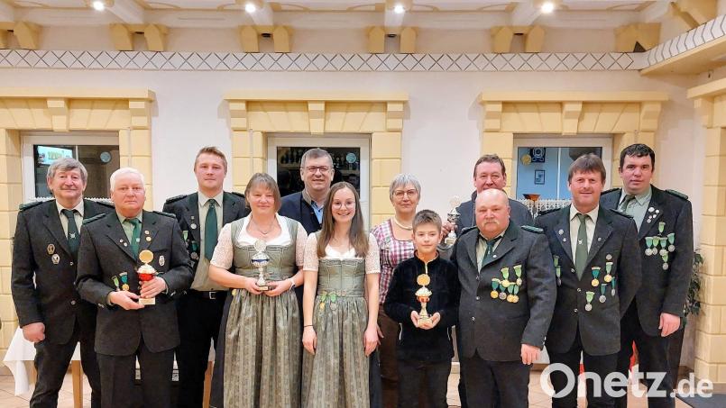 Seine Sieger ehrt der Schützenverein Winbuch. Die Auszeichnungen nehmen Schützenmeister Jonathan Kaiser (rechts) und Bürgermeister Peter Braun (Fünfter von links) vor. Bild: bjo