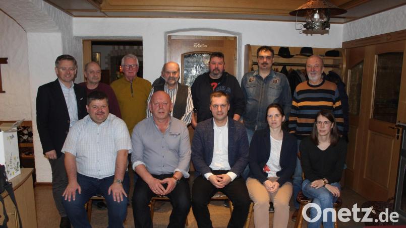 Josef Söllner (sitzend, Zweiter von links) ist der neue Vorsitzende der CSU Ebnath. Ihm gratulierten (sitzend von links): Michael Sticht, Bürgermeister Wolfgang Söllner, Petra Filberth und Anna Ritter sowie MdL Tobias Reiß, Rainer Filberth, Hubert Becher, Rudi Rubenbauer, Alexander Heinl, Thomas Seitz und Bernd Würstl (hinten von links). Bild: soj