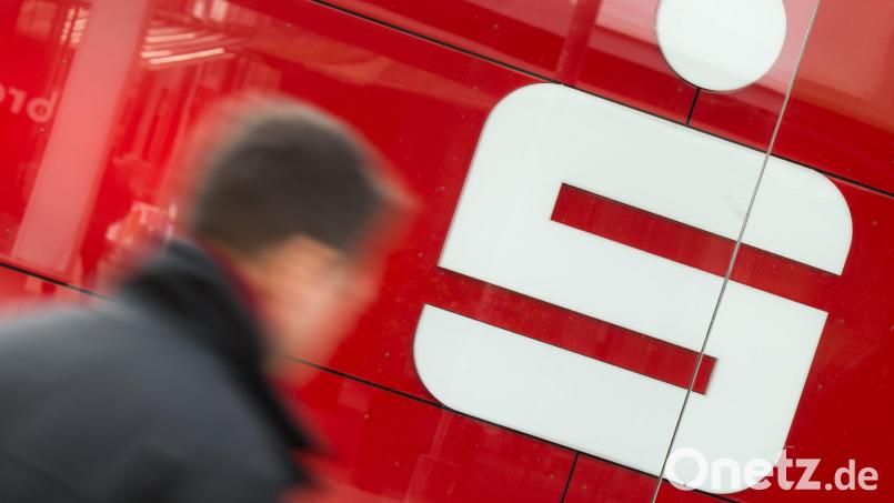 In Bayerns Sparkassen wird gestreikt - davon sind beispielsweise auch die Institute in Amberg-Sulzbach und Regensburg betroffen. Symbolbild: Julian Stratenschulte/dpa
