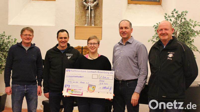 Eine Spende von 1800 Euro aus dem Erlös des Weihnachtskonzerts übergibt der Vorstand des Musikverein an das „Helfer vor Ort“-Team. Stellvertretender Vorsitzender Christian Stubenvoll und Kassier Jörg Trettenbach (beide Musikverein) freuen sich mit dem HvO-Vorstandsmitglied Selina Vogl , dem Musikvereinvorsitzenden Christian Winklmann und dem stellvertretenden HvO-Vorsitzenden Franz Kurz bei der Übergabe des Spendenschecks. Bild: Stefanie Gradl