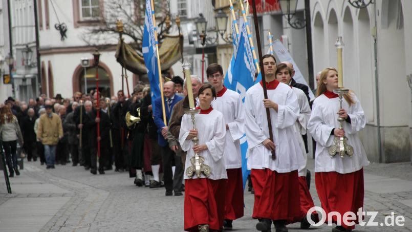 Zum Abschluss des Hauptfestes der Marianischen Männer-Congregation Amberg machte sich die große Schar der Sodalen und Gläubigen mit dem Allerheiligsten zur eucharistischen Prozession durch die obere Altstadt auf. Archivbild: ads