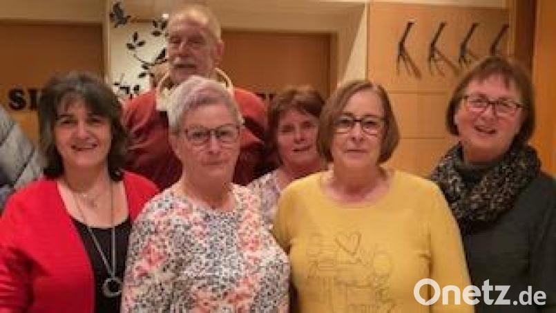 Gewinner und Gratulanten (von links) mit Maria Adam, Asf-Vorsitzende, Drittplatzierter Nick Skudies (hinten), Siegerin Gabi Kühnl (vorne), Annemarie Tögel (hinten) und Zweitplatzierte Marianne Göbel (vorne) sowie Waltraud Haberkorn. Bild: Roland Adam/exb