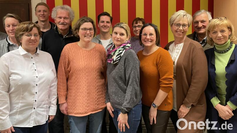 Das Führungsteam der DLRG Weiden. Von links, vorne: Andrea Glaubitz (Vorsitzende), Ulrike Kraus (Stellvertreterin), Maria Baumgärtel (Technische Leiterin Training), Ilona Forster (Vorsitzende Schwimmverein), Sabine Zeidler, Gabriele Laurich (Stadträtinnen); von links, hinten: Claudia Glaubitz (Schatzmeisterin), Christoph Schirdewahn (Zweiter Vorsitzender), Bernhard Schlicht (Stadtrat), Felix Schneider (Jugendvorsitzender DLRG), Barbara Balis (Beisitzerin- Material), Karl Bäumler (Stadtrat) Bild: Daniel Wanninger/exb