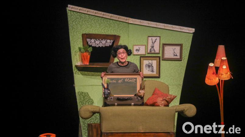 Eine komplette Welt passt beim Berliner Theater Artisanen auf ein kleines Sofa: &quot;Der kleine Angsthase&quot;, gespielt von Inga Schmidt, stand am Mittwoch beim Kindertheaterfestival im Stadttheater auf dem Programm. Bild: Wolfgang Steinbacher