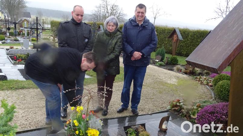 Aus Anlass des 100. Geburtstages von Altbürgermeister Hans Schrott stellte Bürgermeister Christian Ziegler (links) eine Blumenschale an dessen Grab ab. Er tat dies im Beisein der zum Gemeinderat gehörenden Florian Adam, Marlene Groitl und Franz Ziegelmeier (von links). Bild: hou