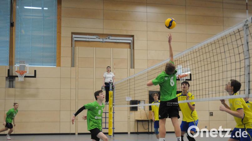 Die Jugend des VC DJK Amberg (in Grün mit Max Lobedann, links, und Ben Kühnert) schlug im ersten Spiel den SV Schwaig. Bild: Andreas Brückmann