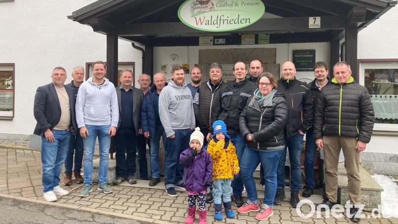 Den neuen Vorstand bilden Torsten Erhardt, Bernhard Geier, Chris Pürner, Bürgermeister Bernhard Schindler, Bruno Sokol, Günter Ulbrich, Christopher Thieser, Christian Kutsch, Helmut Kutsch, Matthias Berger, Michael Müller, Brigitte Berger, Stefan Sokol, Rainer Bayer und Armin Schmelzer (von links). Im Vordergrund die Nachwuchsmitglieder Fiona und Oskar Berger. Bild: C.Thiesser/exb