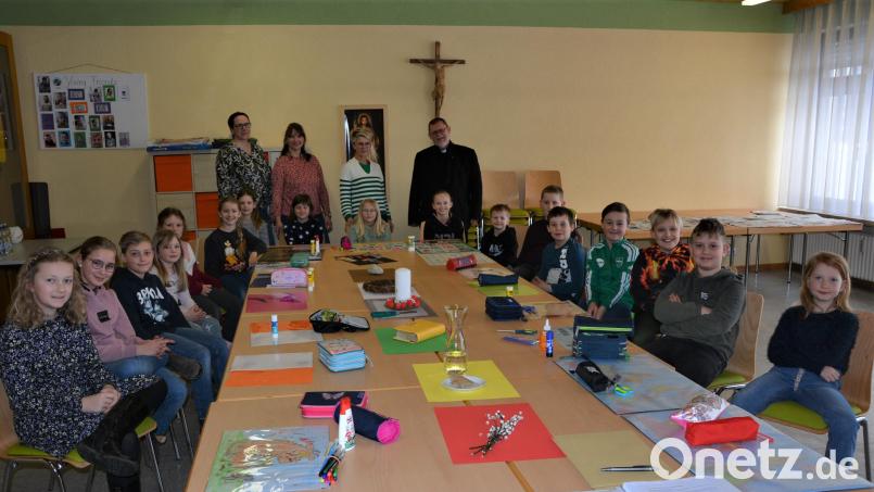 In der Pfarrei Herz Jesu gibt es nach über 30 Jahren wieder regelmäßige Jugend-Gruppenstunden. Betreut werden die „Young Friends“ von Sabine Rappl, Angelique Hecht und Initiatorin Doris Reiß (hinten, von links). Über das Engagement freut sich auch Pfarrer Robert Ploß (hinten rechts). Bild: jr