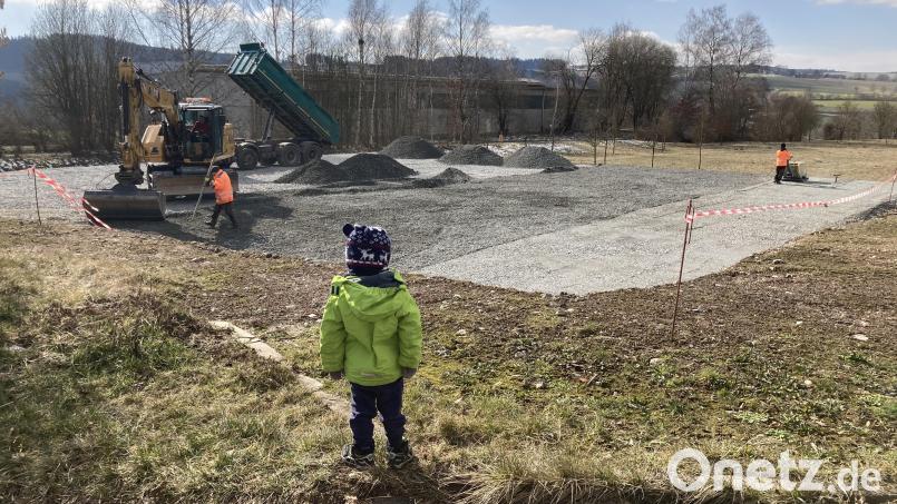 Gespannt verfolgt der junge Einwohner Lion Rauch aus Krummennaab den Bau des neuen Bauhofes in seinem Dorf. Bild: vsr